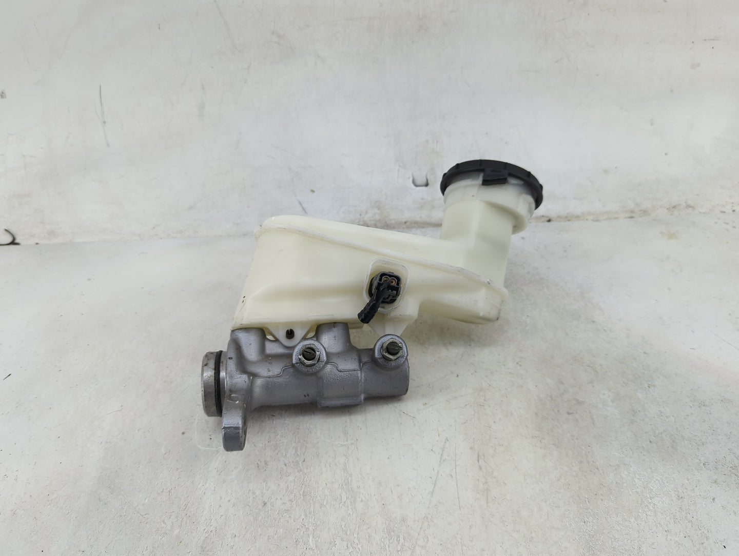 2013-2017 Honda Accord Brake Master Cylinder 1490018 - Oemusedautoparts1.com