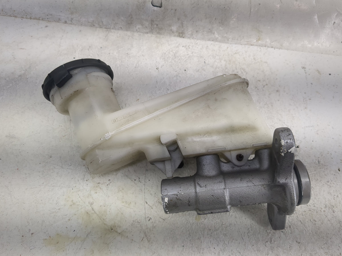 2013-2017 Honda Accord Brake Master Cylinder 1497874 - Oemusedautoparts1.com