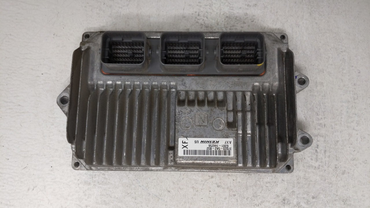 2014 Honda Accord PCM Engine Control Computer ECU ECM PCU OEM P/N:37820-5A2-B52 37820-5A2-B51 Fits OEM Used Auto Parts - Oem