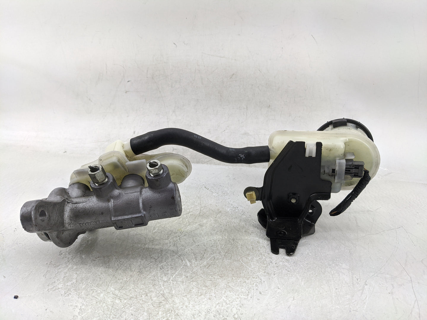 2013-2015 Honda Civic Brake Master Cylinder - Oemusedautoparts1.com