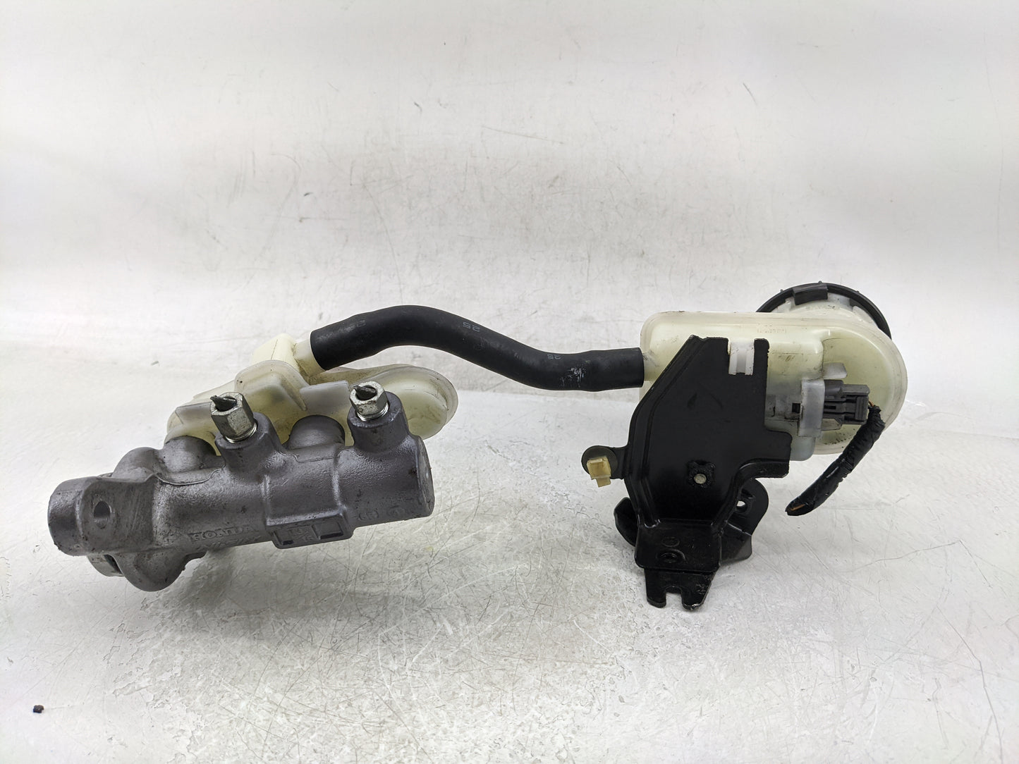 2013-2015 Honda Civic Brake Master Cylinder - Oemusedautoparts1.com