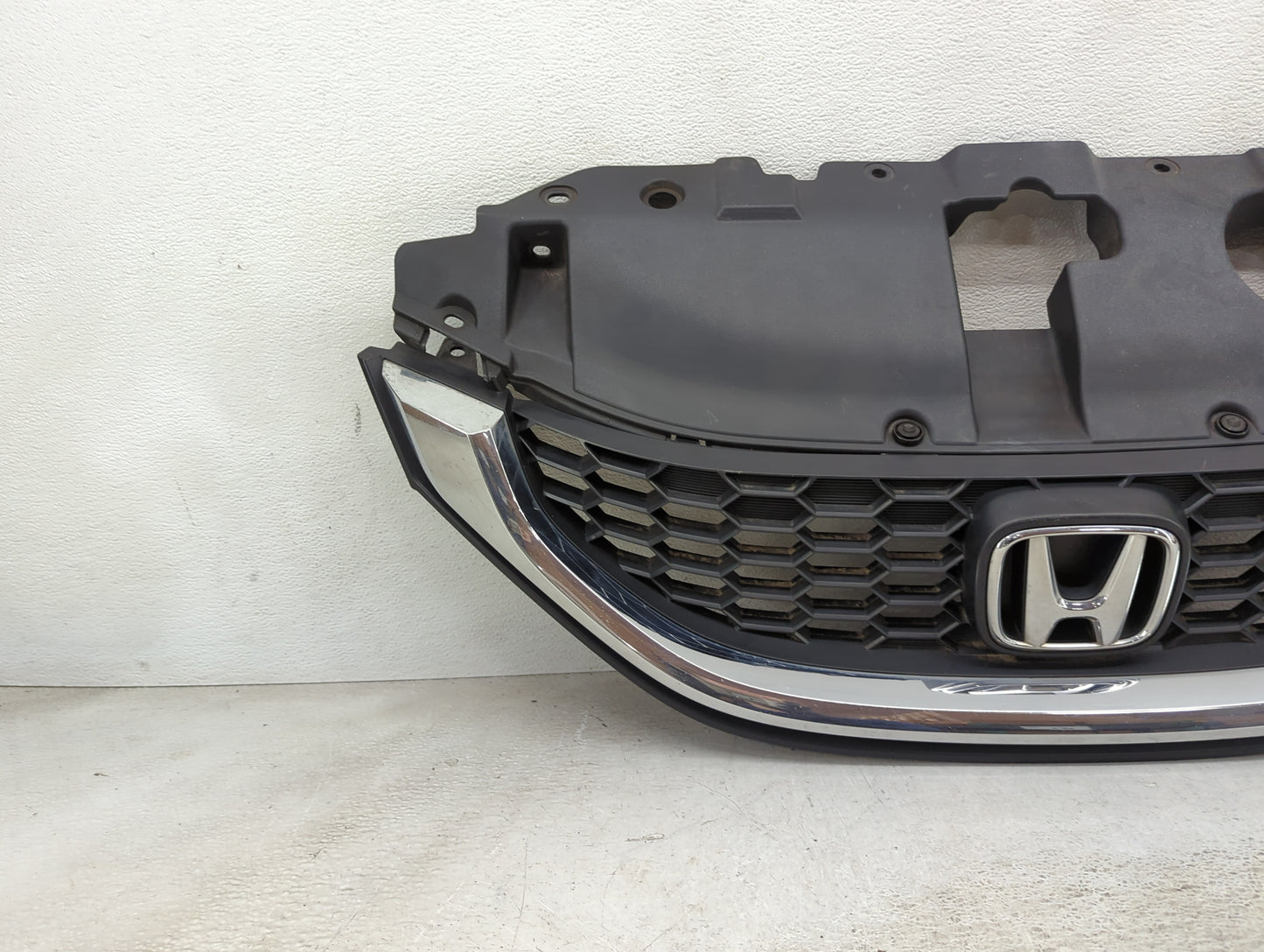 2013-2015 Honda Civic Front Grille Bumper Not Included 1460111 - Oemusedautoparts1.com