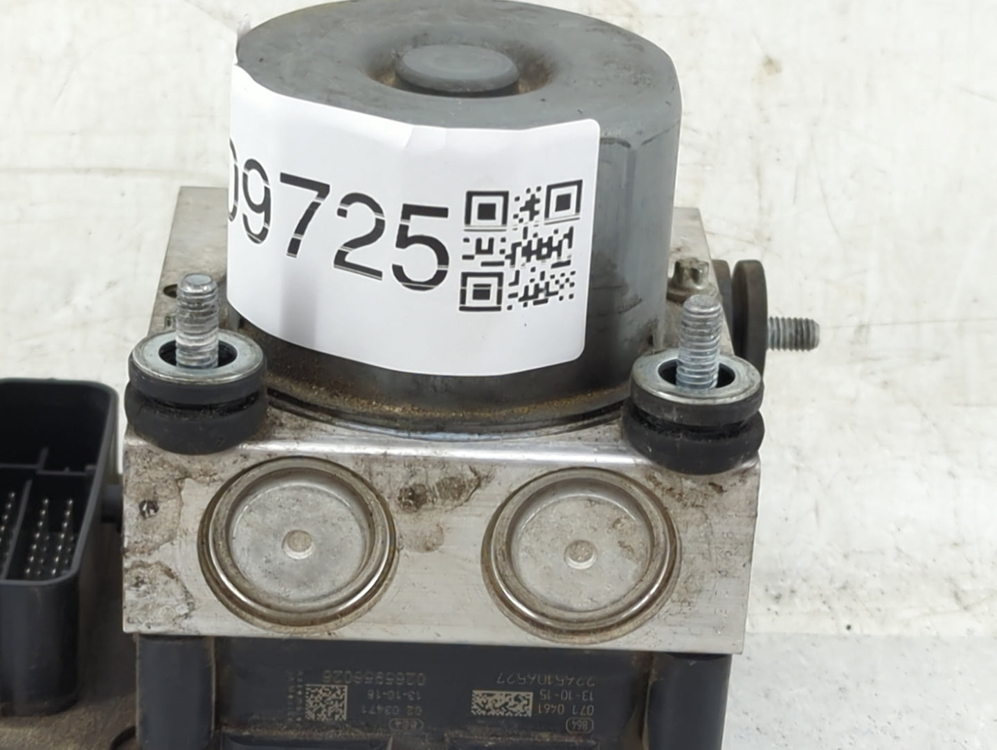 2014 Honda Cr-V ABS Pump Control Module Replacement P/N:57110-T0H-A112-M1 Fits OEM Used Auto Parts - Oemusedautoparts1.com