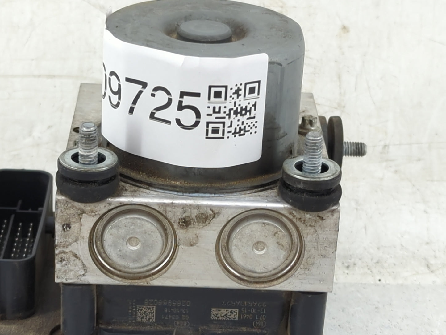 2014 Honda Cr-V ABS Pump Control Module Replacement P/N:57110-T0H-A112-M1 Fits OEM Used Auto Parts - Oemusedautoparts1.com