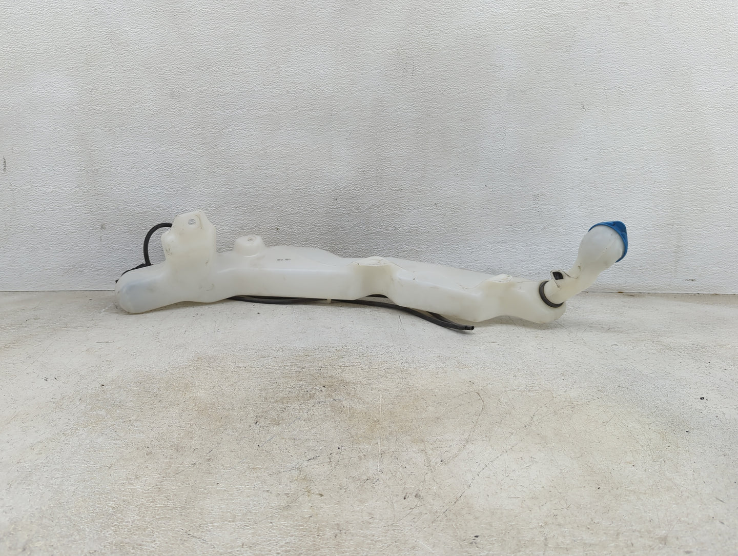 2014 Honda Cr-v Windshield Washer Fluid Reservoir Bottle Oem 1459503 - Oemusedautoparts1.com