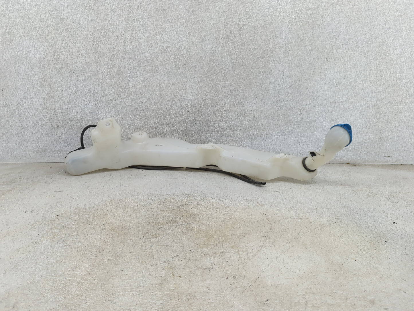 2014 Honda Cr-v Windshield Washer Fluid Reservoir Bottle Oem 1459503 - Oemusedautoparts1.com