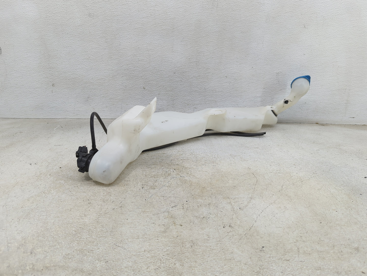 2014 Honda Cr-v Windshield Washer Fluid Reservoir Bottle Oem 1459503 - Oemusedautoparts1.com