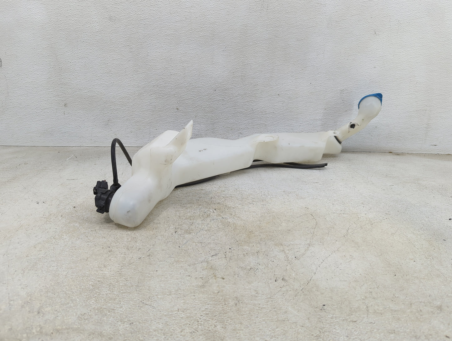 2014 Honda Cr-v Windshield Washer Fluid Reservoir Bottle Oem 1459503 - Oemusedautoparts1.com