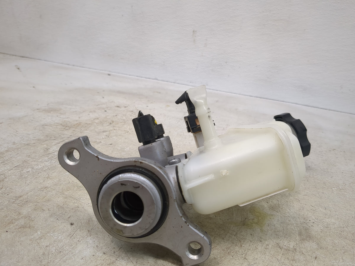2012-2017 Hyundai Accent Brake Master Cylinder 1510338 - Oemusedautoparts1.com