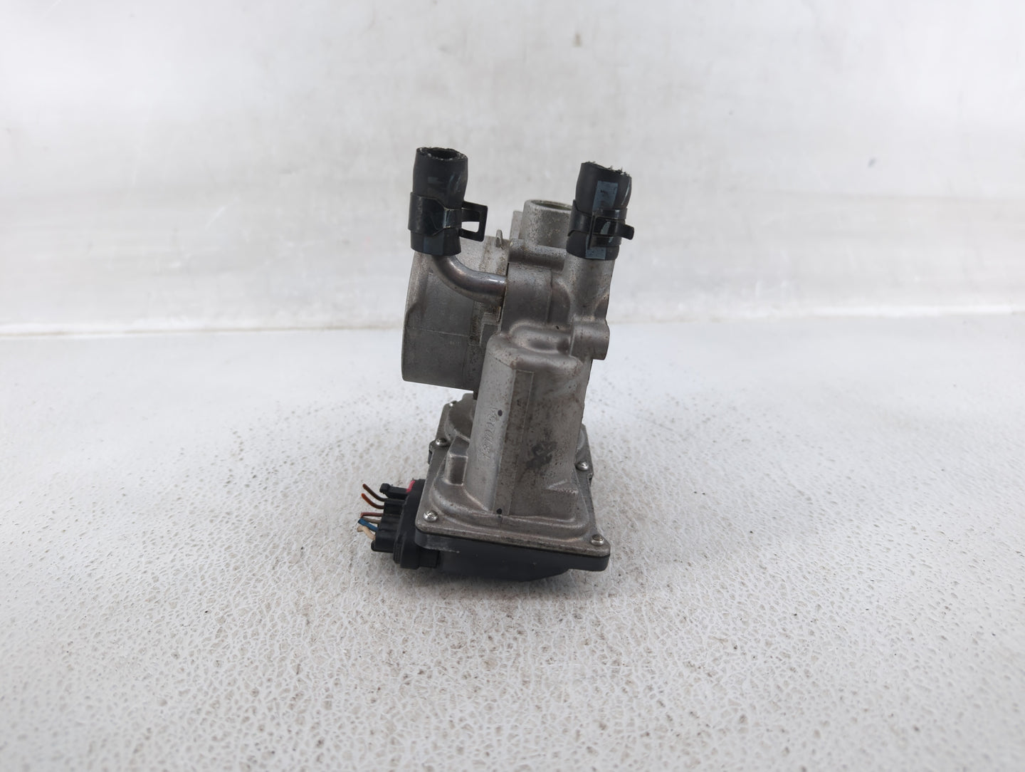 2012-2019 Hyundai Accent Throttle Body P/N:35100-2B300 Fits Fits 2012 2013 2014 2015 2016 2017 2018 2019 OEM Used Auto Parts