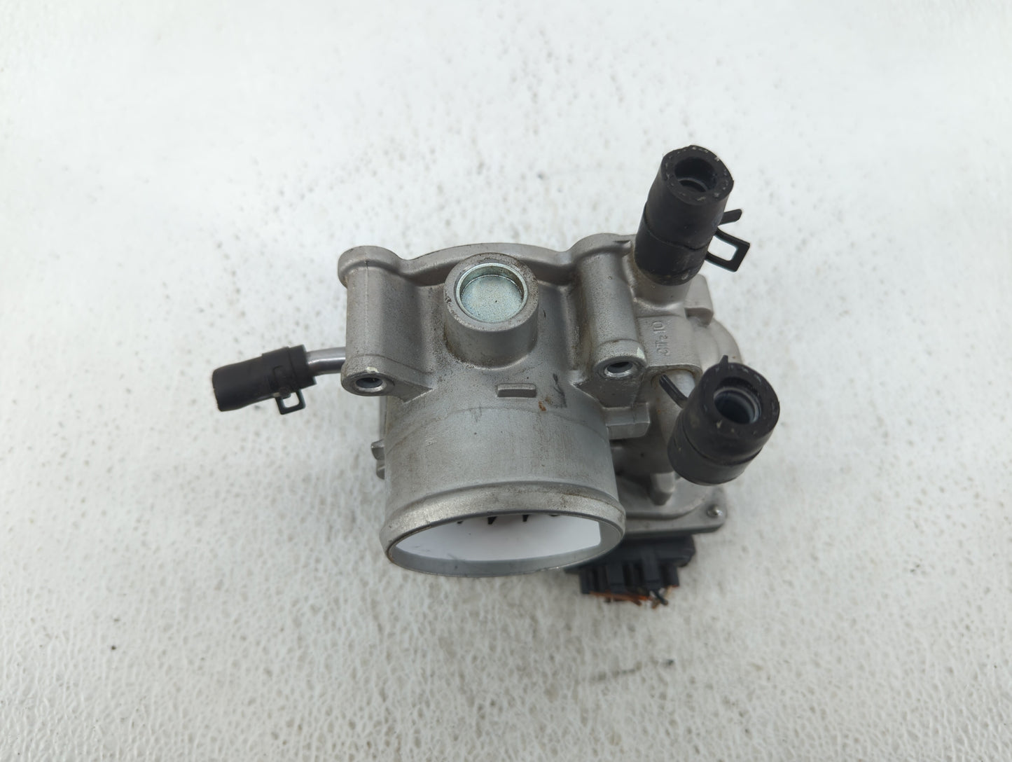 2012-2019 Hyundai Accent Throttle Body P/N:35100-2B300 Fits Fits 2012 2013 2014 2015 2016 2017 2018 2019 OEM Used Auto Parts