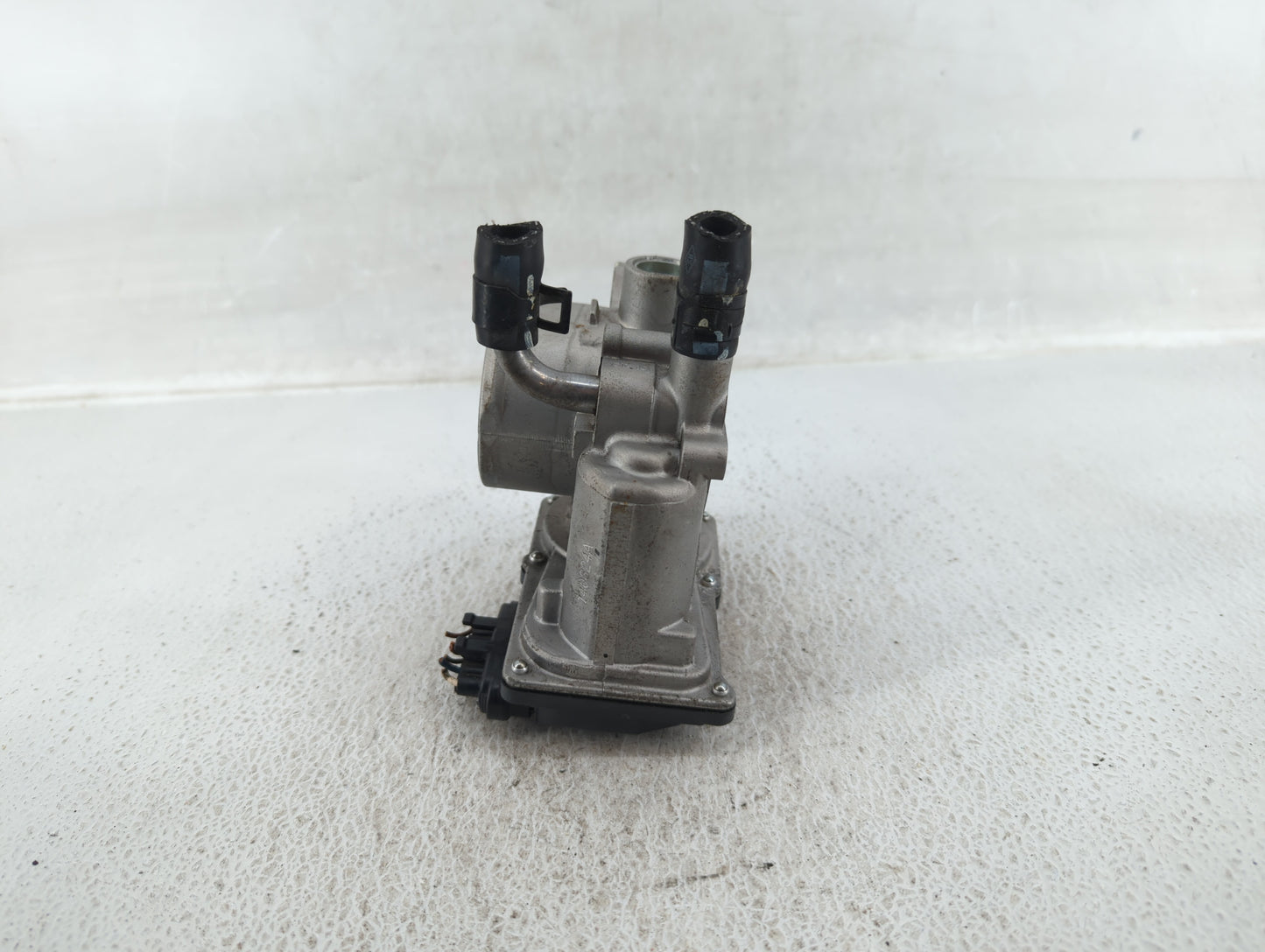2012-2019 Hyundai Accent Throttle Body P/N:35100-2B300 Fits Fits 2012 2013 2014 2015 2016 2017 2018 2019 OEM Used Auto Parts