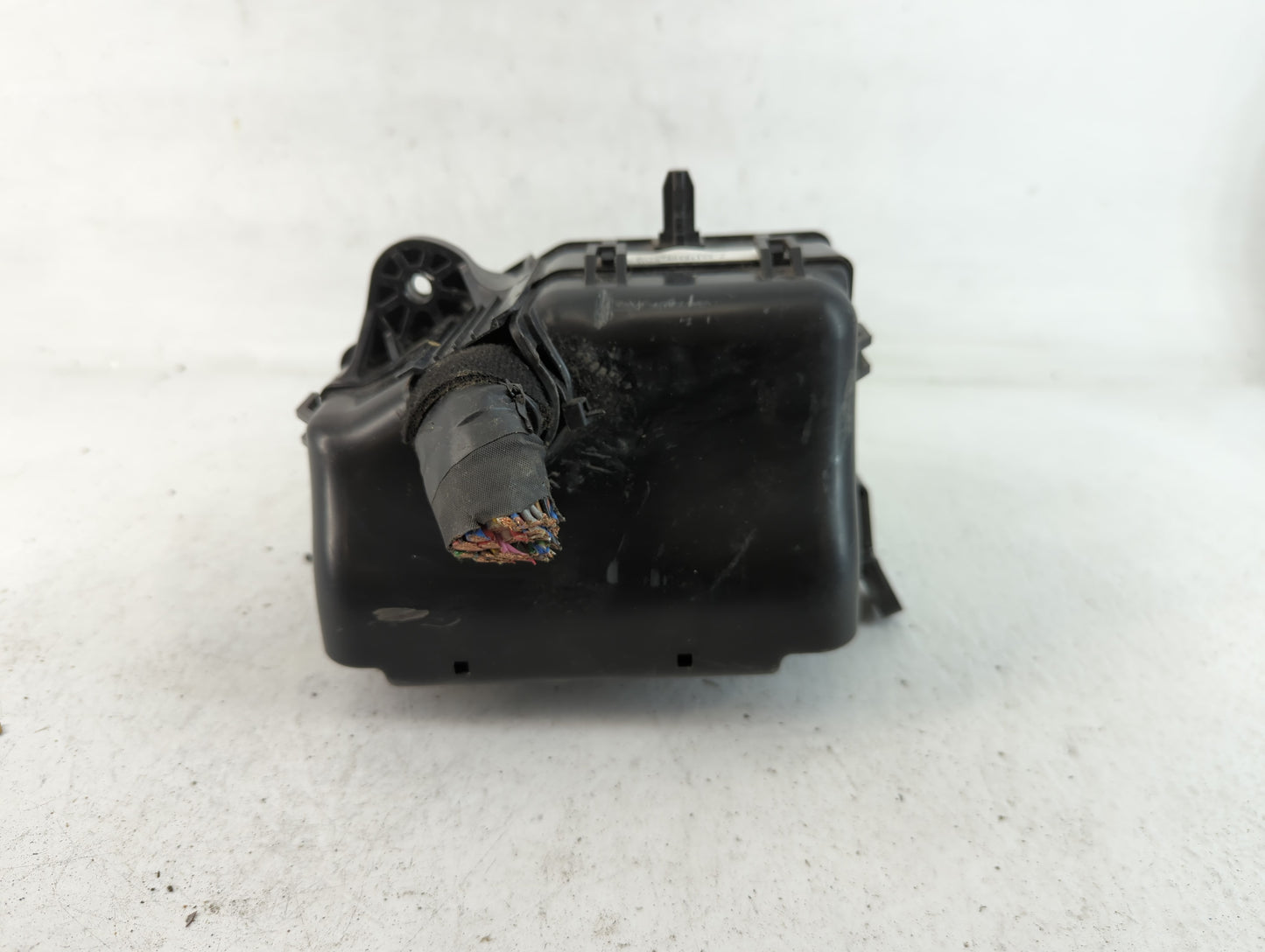 2013-2014 Hyundai Accent Fusebox Fuse Box Panel Relay Module P/N:91220-1R617 Fits Fits 2013 2014 OEM Used Auto Parts - Oemus