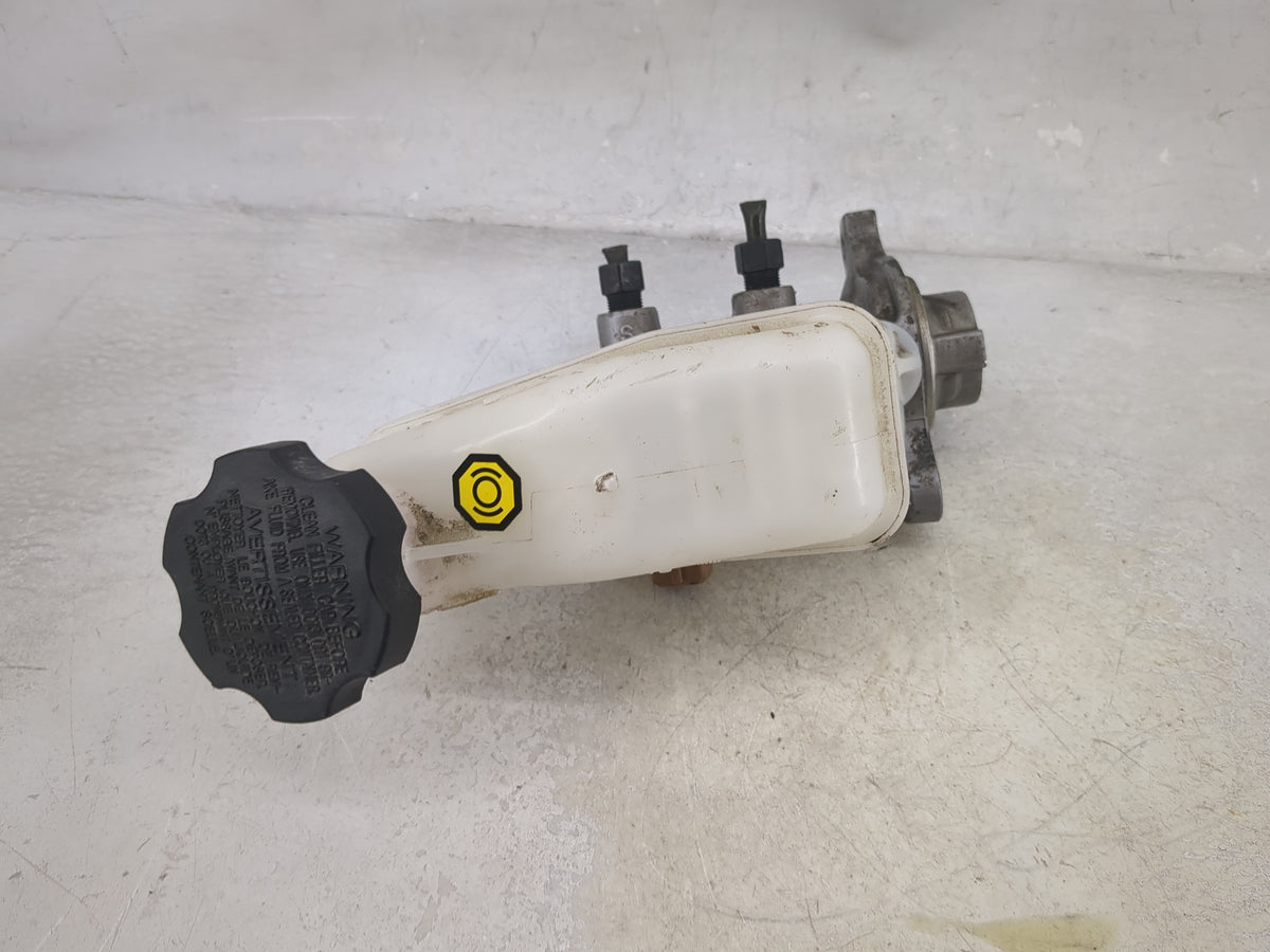 2012-2017 Hyundai Azera Brake Master Cylinder 1512578 - Oemusedautoparts1.com