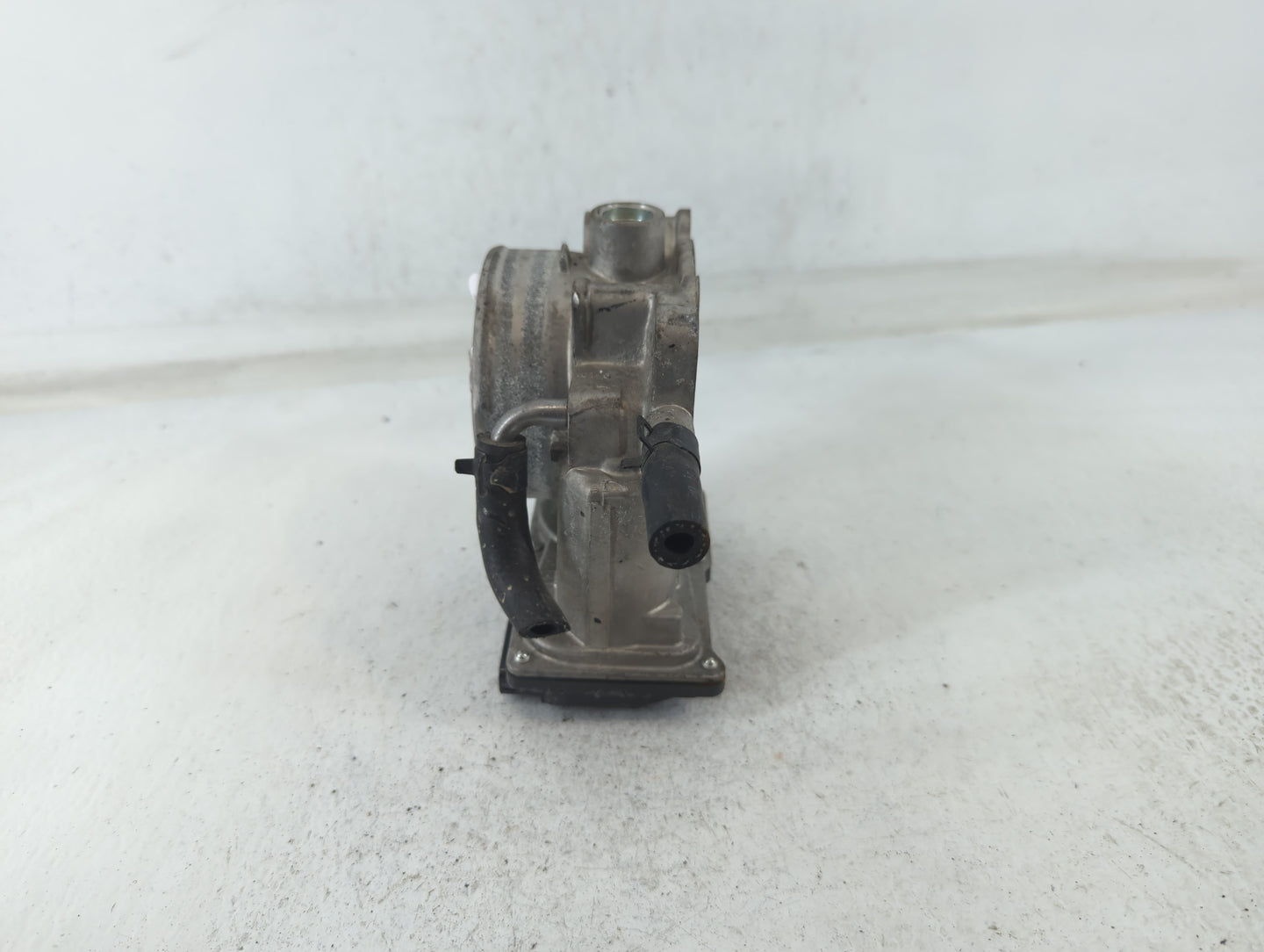 2012-2017 Hyundai Azera Throttle Body P/N:35100-3CAA0 Fits Fits 2012 2013 2014 2015 2016 2017 2018 OEM Used Auto Parts - Oem