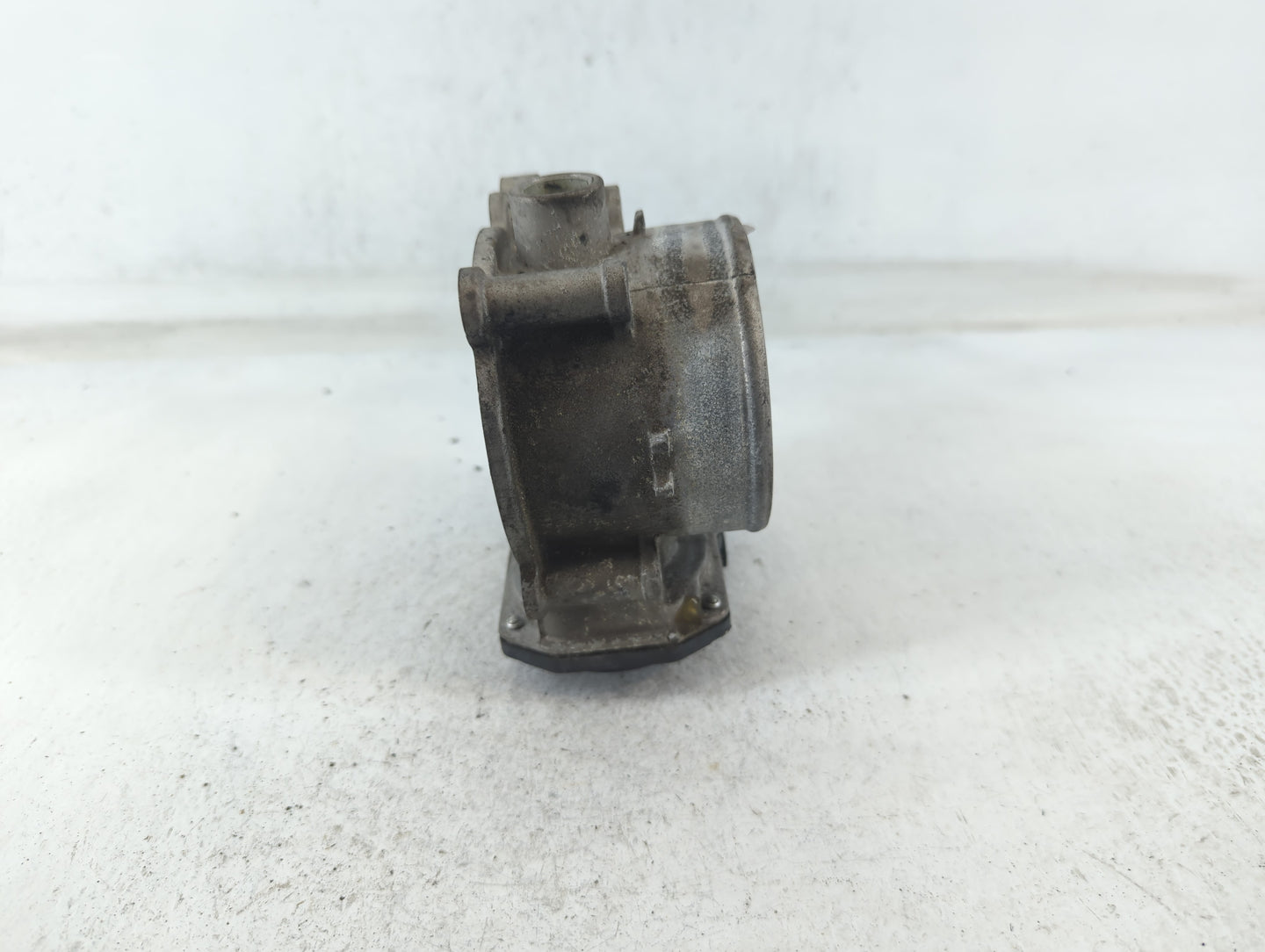 2012-2017 Hyundai Azera Throttle Body P/N:35100-3CAA0 Fits Fits 2012 2013 2014 2015 2016 2017 2018 OEM Used Auto Parts - Oem