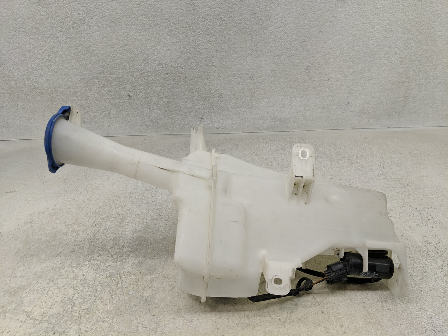 2014-2016 Hyundai Elantra Windshield Washer Fluid Reservoir Bottle Oem - Oemusedautoparts1.com