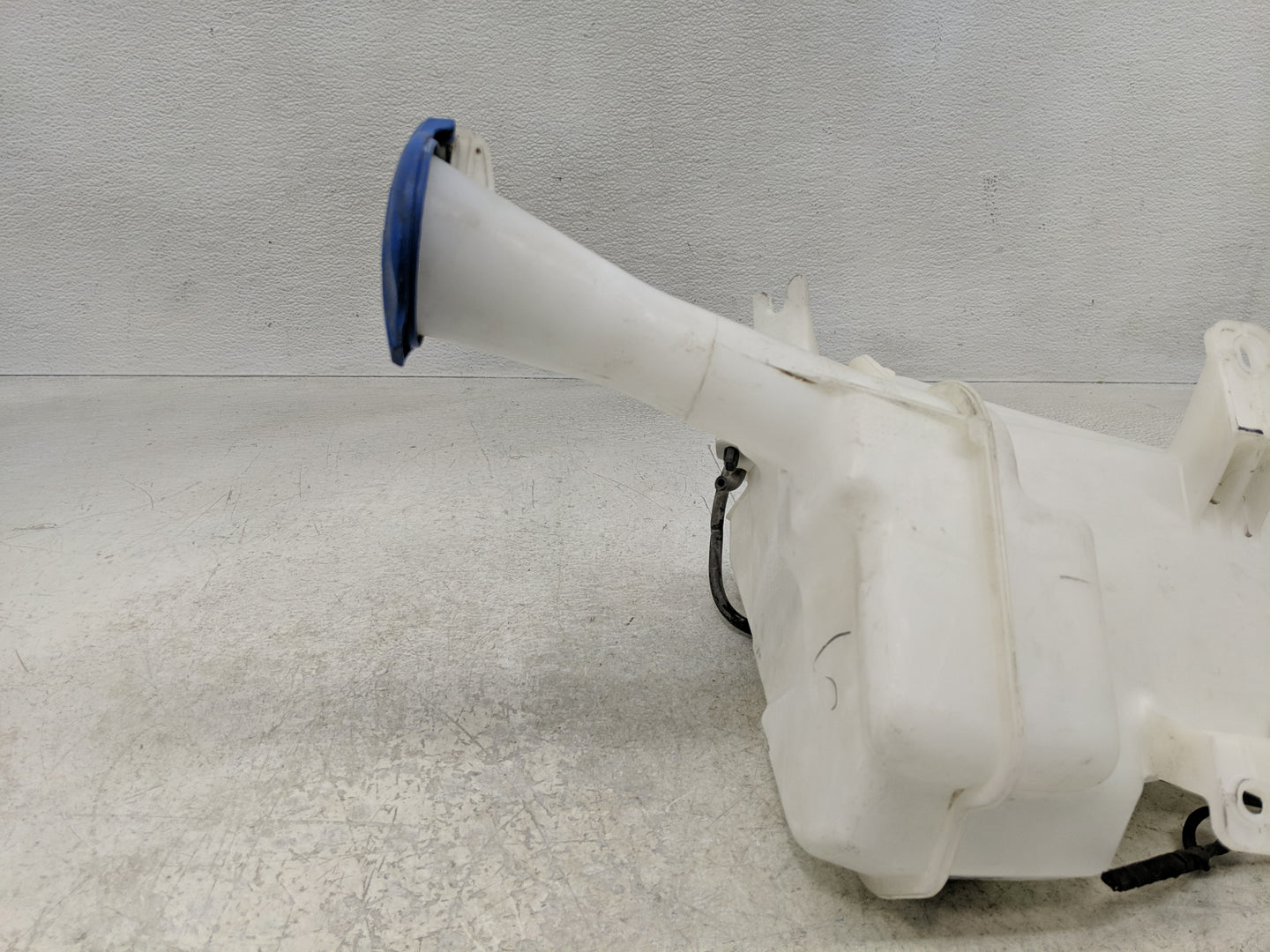 2014-2016 Hyundai Elantra Windshield Washer Fluid Reservoir Bottle Oem - Oemusedautoparts1.com