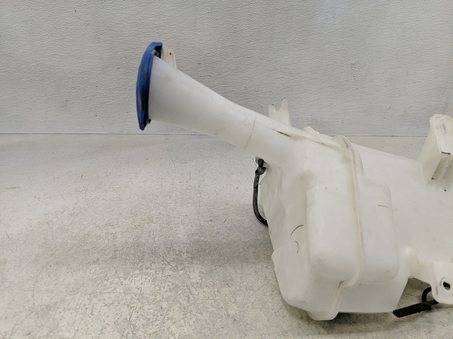 2014-2016 Hyundai Elantra Windshield Washer Fluid Reservoir Bottle Oem - Oemusedautoparts1.com