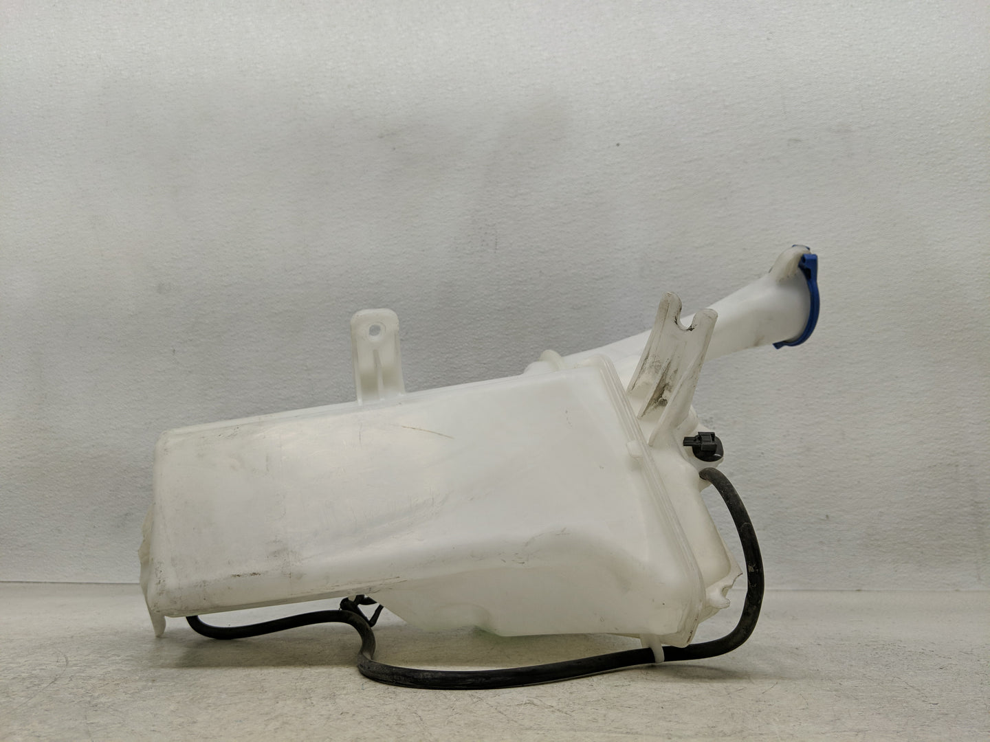 2014-2016 Hyundai Elantra Windshield Washer Fluid Reservoir Bottle Oem - Oemusedautoparts1.com