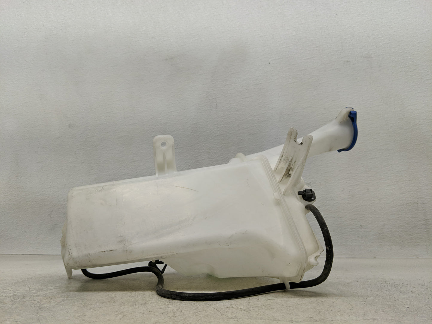 2014-2016 Hyundai Elantra Windshield Washer Fluid Reservoir Bottle Oem - Oemusedautoparts1.com