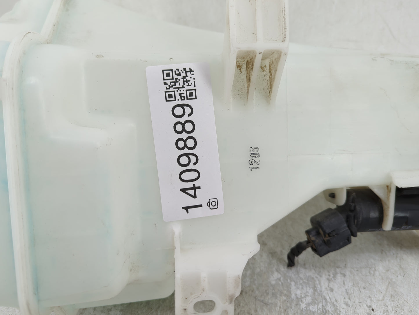 2014-2016 Hyundai Elantra Windshield Washer Fluid Reservoir Bottle Oem - Oemusedautoparts1.com