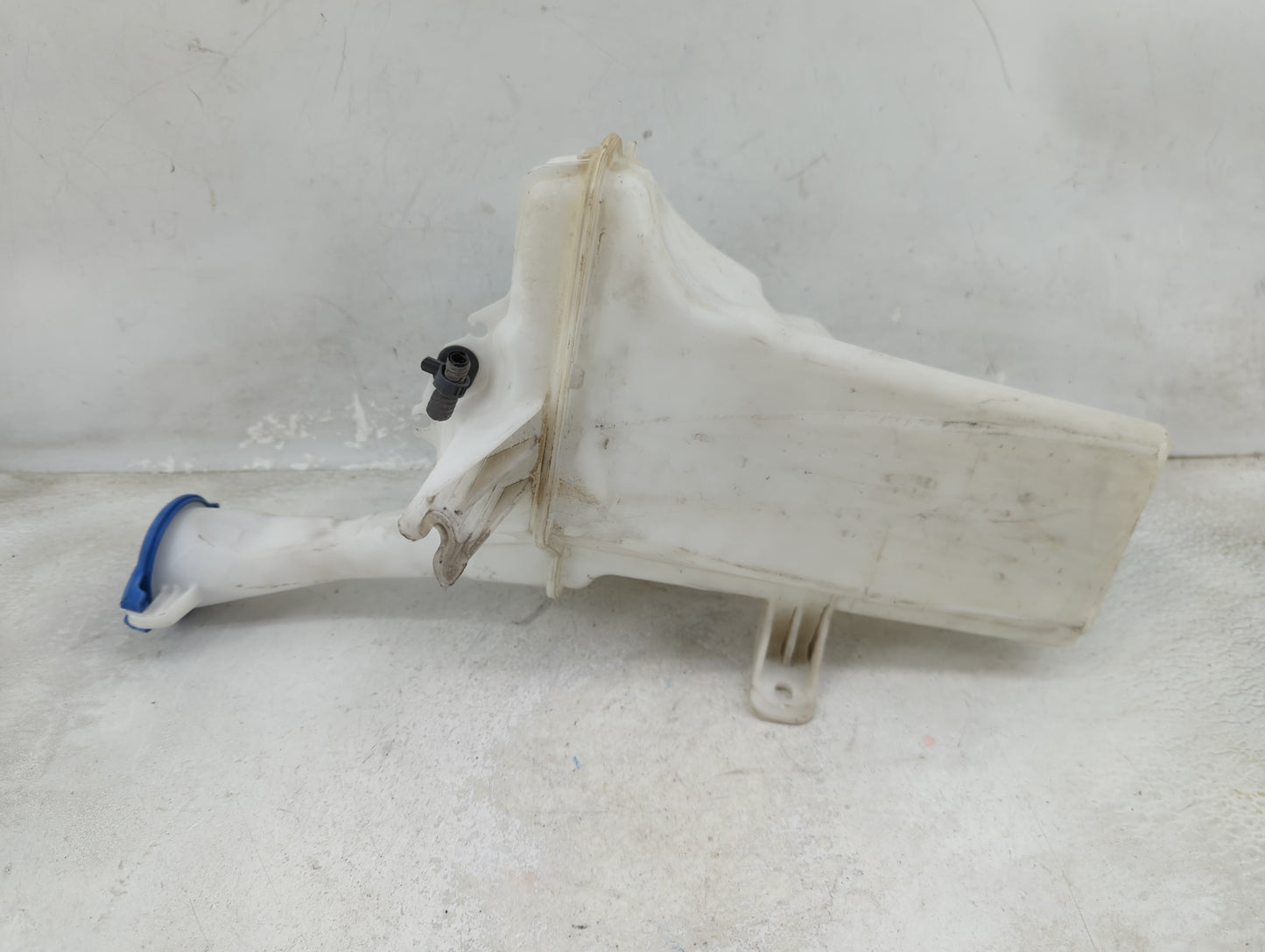 2014-2016 Hyundai Elantra Windshield Washer Fluid Reservoir Bottle Oem 1459343 - Oemusedautoparts1.com