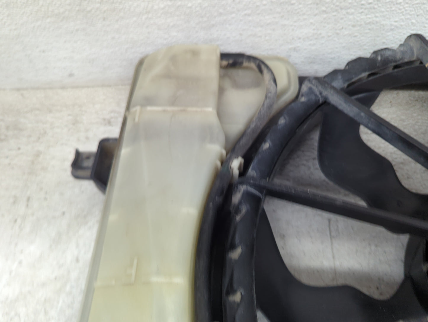 2014-2016 Hyundai Elantra Electric Radiator Cooling Fan Motor Assembly Fits Fits 2014 2015 2016 2017 2018 OEM Used Auto Part