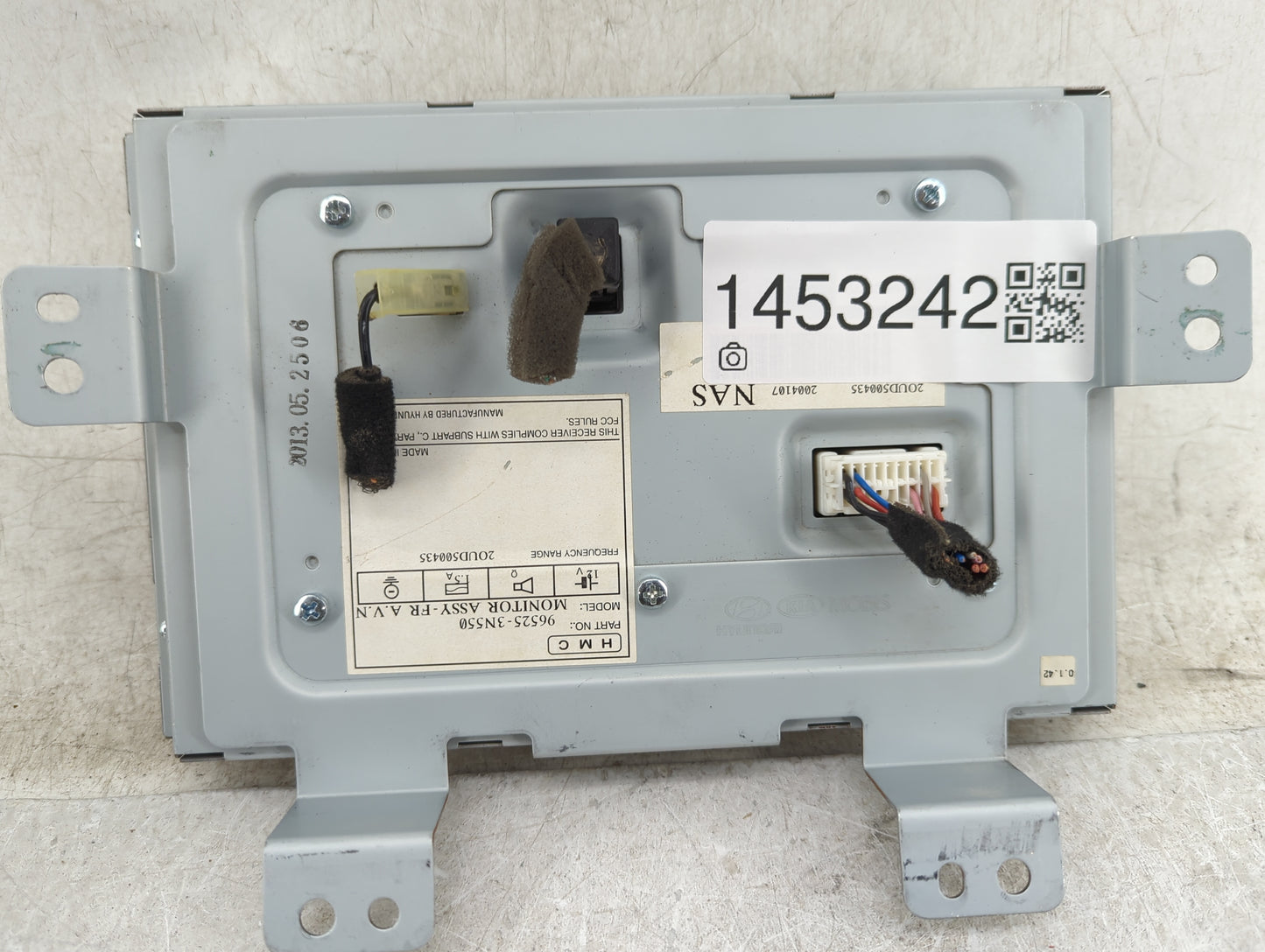 2014-2016 Hyundai Equus Information Display Screen - Oemusedautoparts1.com