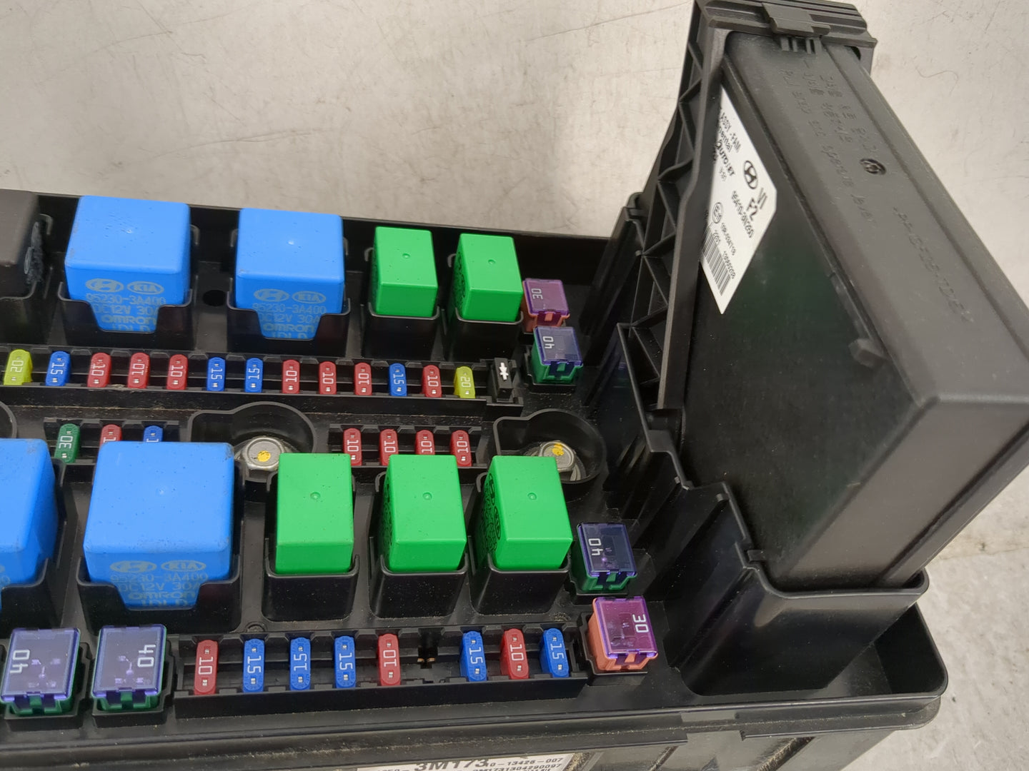 2014-2016 Hyundai Equus Fusebox Fuse Box Panel Relay Module P/N:91950-3M173 91950-3M1730-13426-007 Fits Fits 2013 2014 2015 