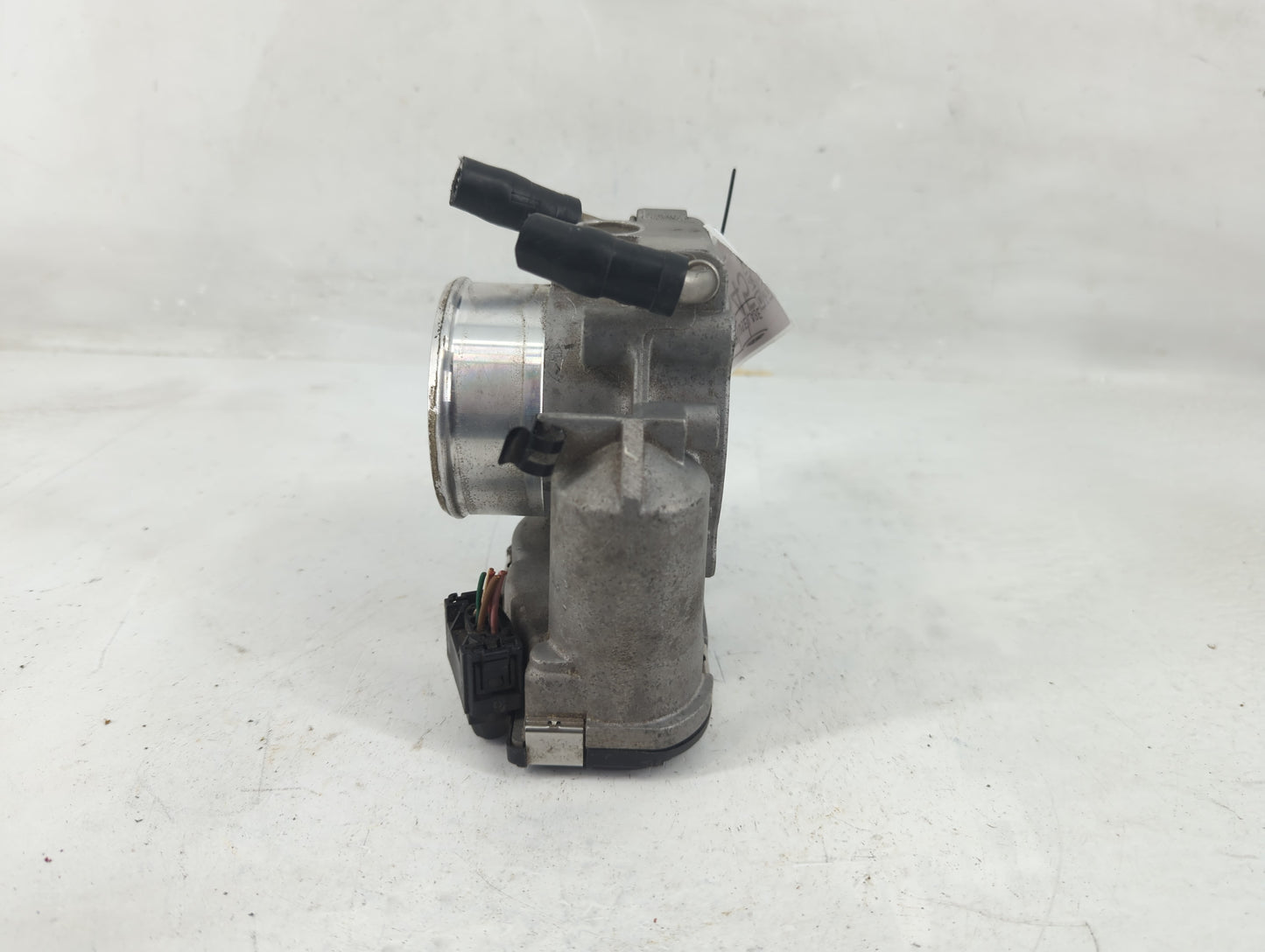 2009-2014 Hyundai Genesis Throttle Body P/N:35100-2C300 Fits Fits 2009 2010 2011 2012 2013 2014 OEM Used Auto Parts - Oemuse