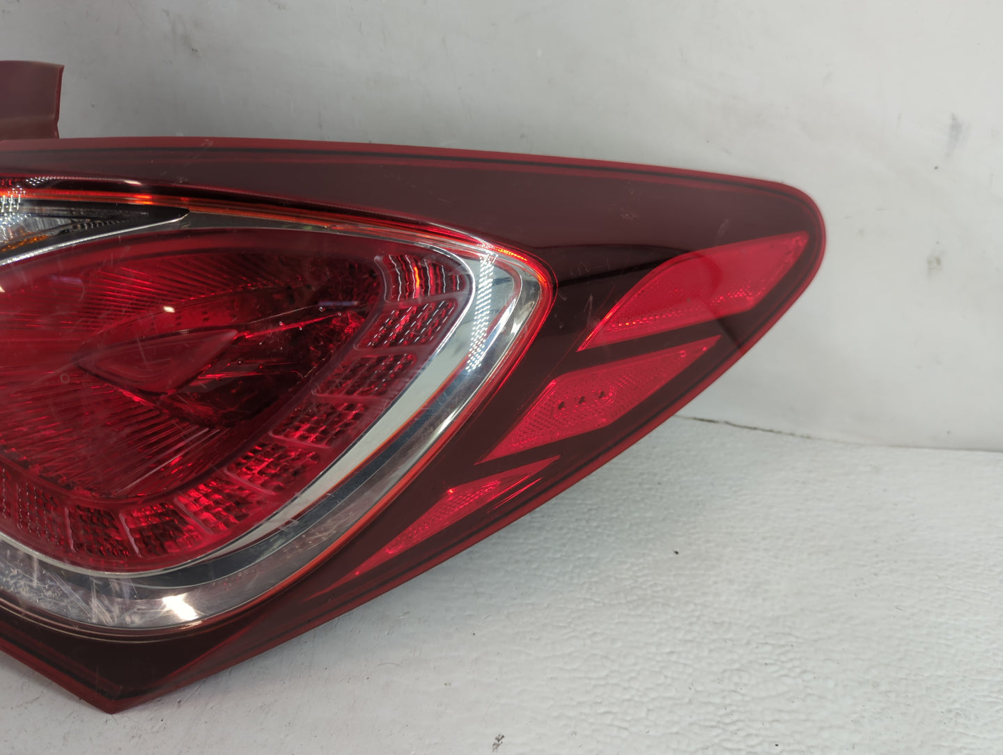 2013-2016 Hyundai Genesis Tail Light Assembly Passenger Right OEM Fits Fits 2013 2014 2015 2016 OEM Used Auto Parts - Oemuse
