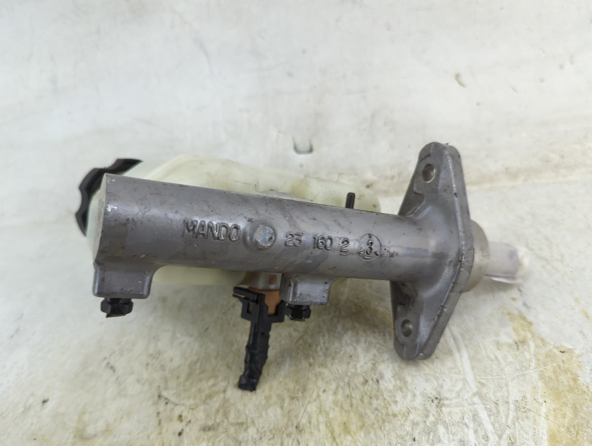 2009-2016 Hyundai Genesis Brake Master Cylinder 1496742 - Oemusedautoparts1.com