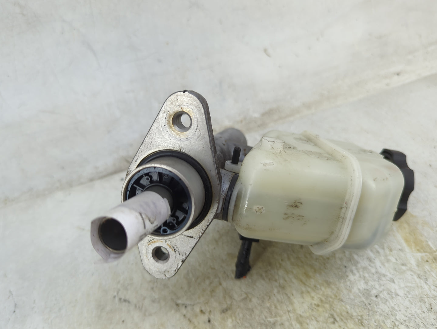 2009-2016 Hyundai Genesis Brake Master Cylinder 1496742 - Oemusedautoparts1.com