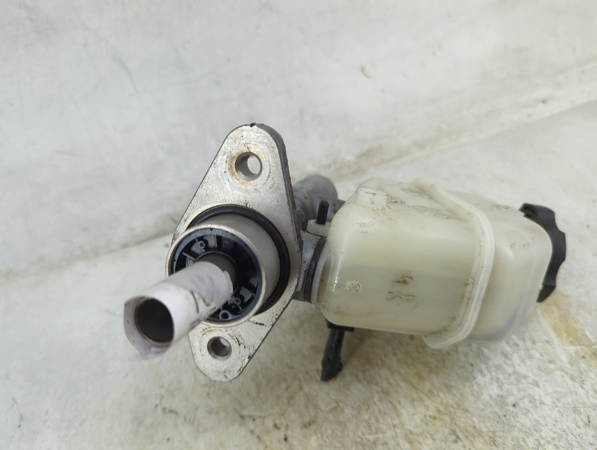 2009-2016 Hyundai Genesis Brake Master Cylinder 1496742 - Oemusedautoparts1.com