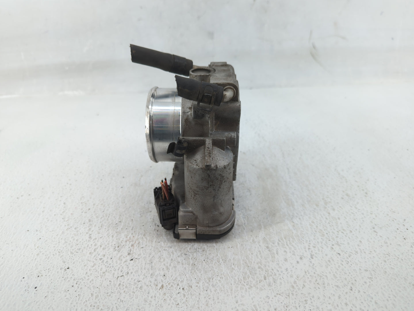 2009-2014 Hyundai Genesis Throttle Body P/N:35100-2C300 Fits Fits 2009 2010 2011 2012 2013 2014 OEM Used Auto Parts - Oemuse