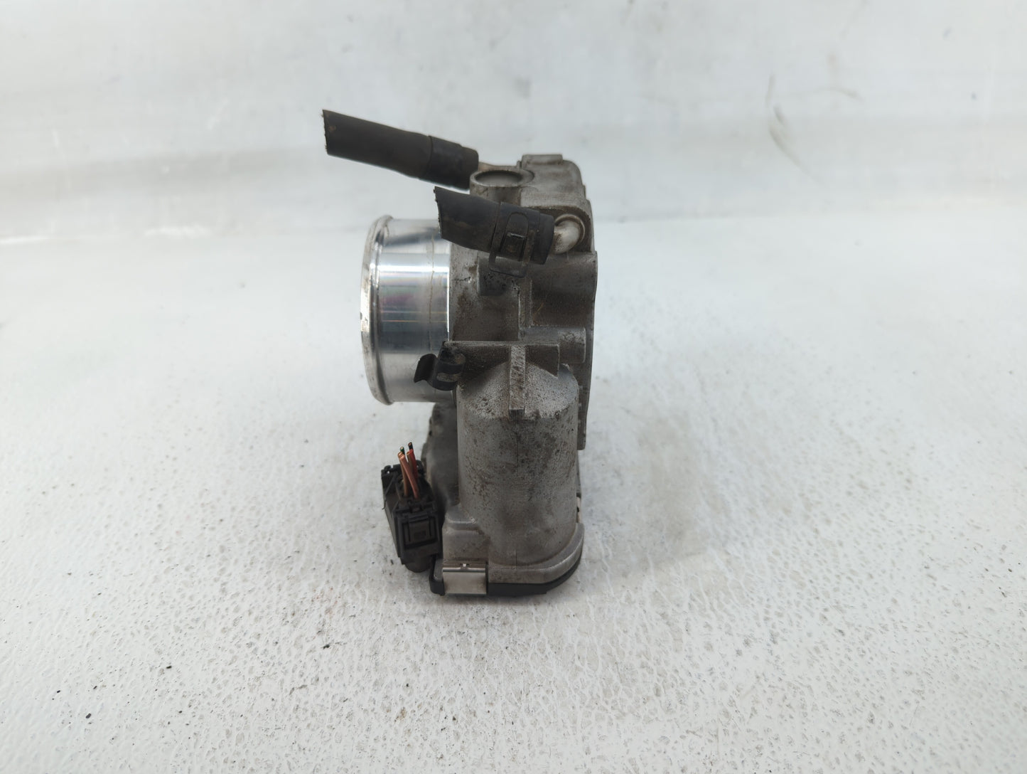 2009-2014 Hyundai Genesis Throttle Body P/N:35100-2C300 Fits Fits 2009 2010 2011 2012 2013 2014 OEM Used Auto Parts - Oemuse