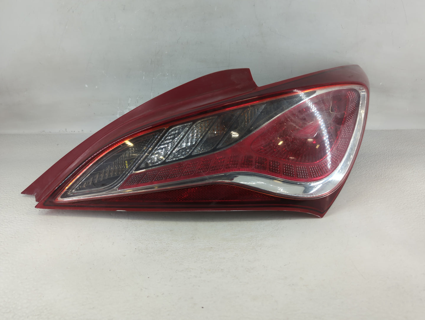 2012-2014 Hyundai Genesis Tail Light Assembly Driver Left OEM P/N:92402-2M5 Fits Fits 2012 2013 2014 OEM Used Auto Parts - O