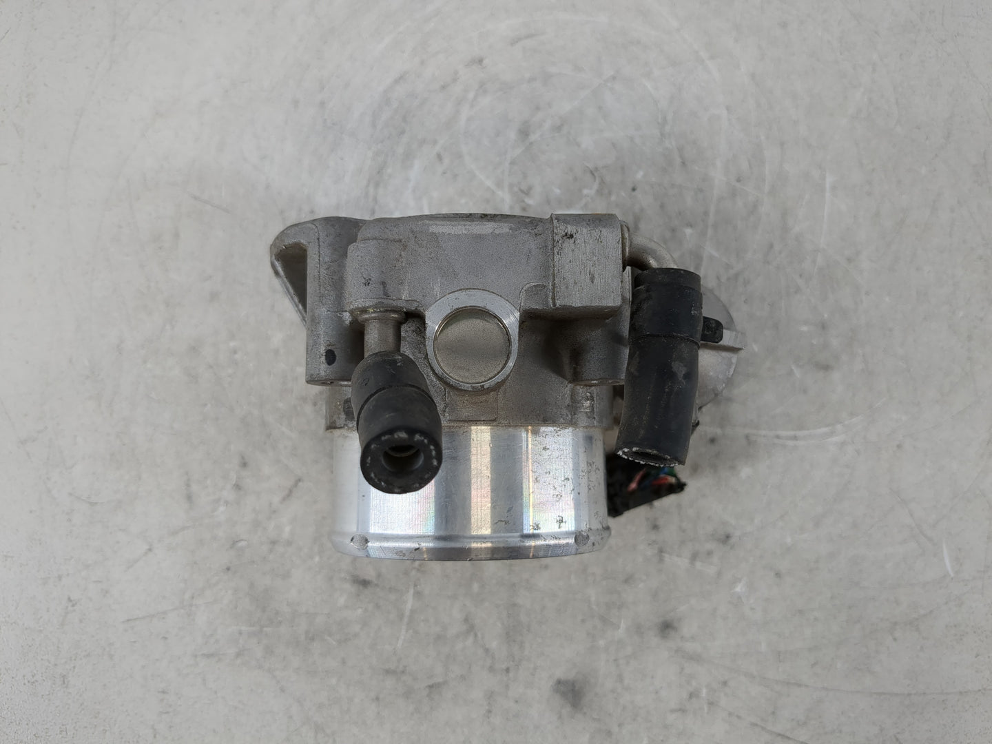 2014 Hyundai Santa Fe Throttle Body P/N:35100-2G700 Fits Fits 2011 2012 2013 2015 2016 OEM Used Auto Parts - Oemusedautopart