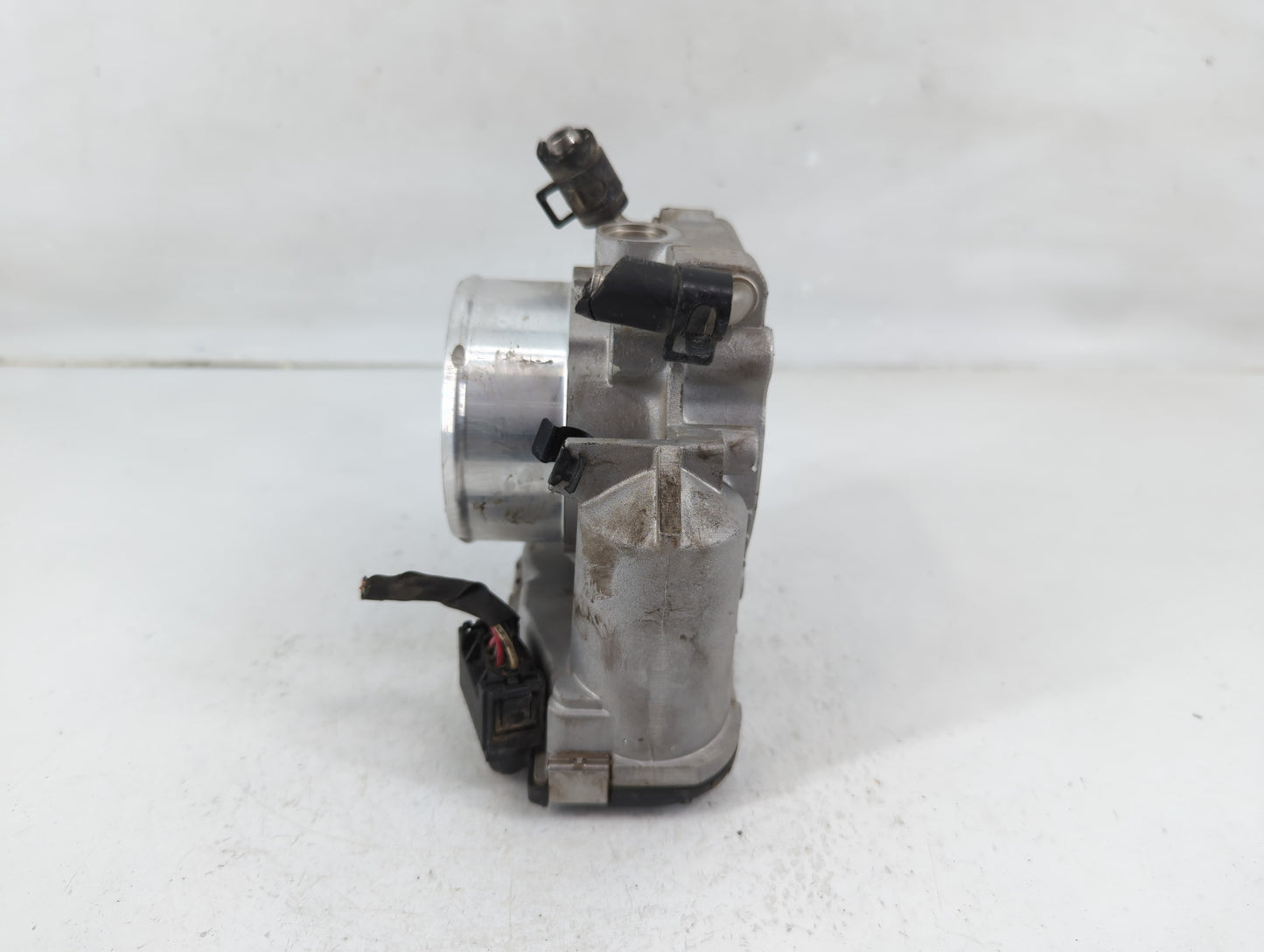 2014 Hyundai Santa Fe Throttle Body Fits Fits 2011 2012 2013 2015 2016 OEM Used Auto Parts - Oemusedautoparts1.com