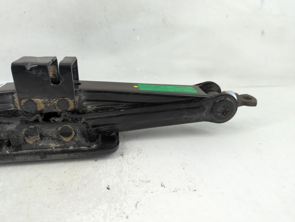 2014 Hyundai Santa Fe Spare Scissor Car Jack - Oemusedautoparts1.com
