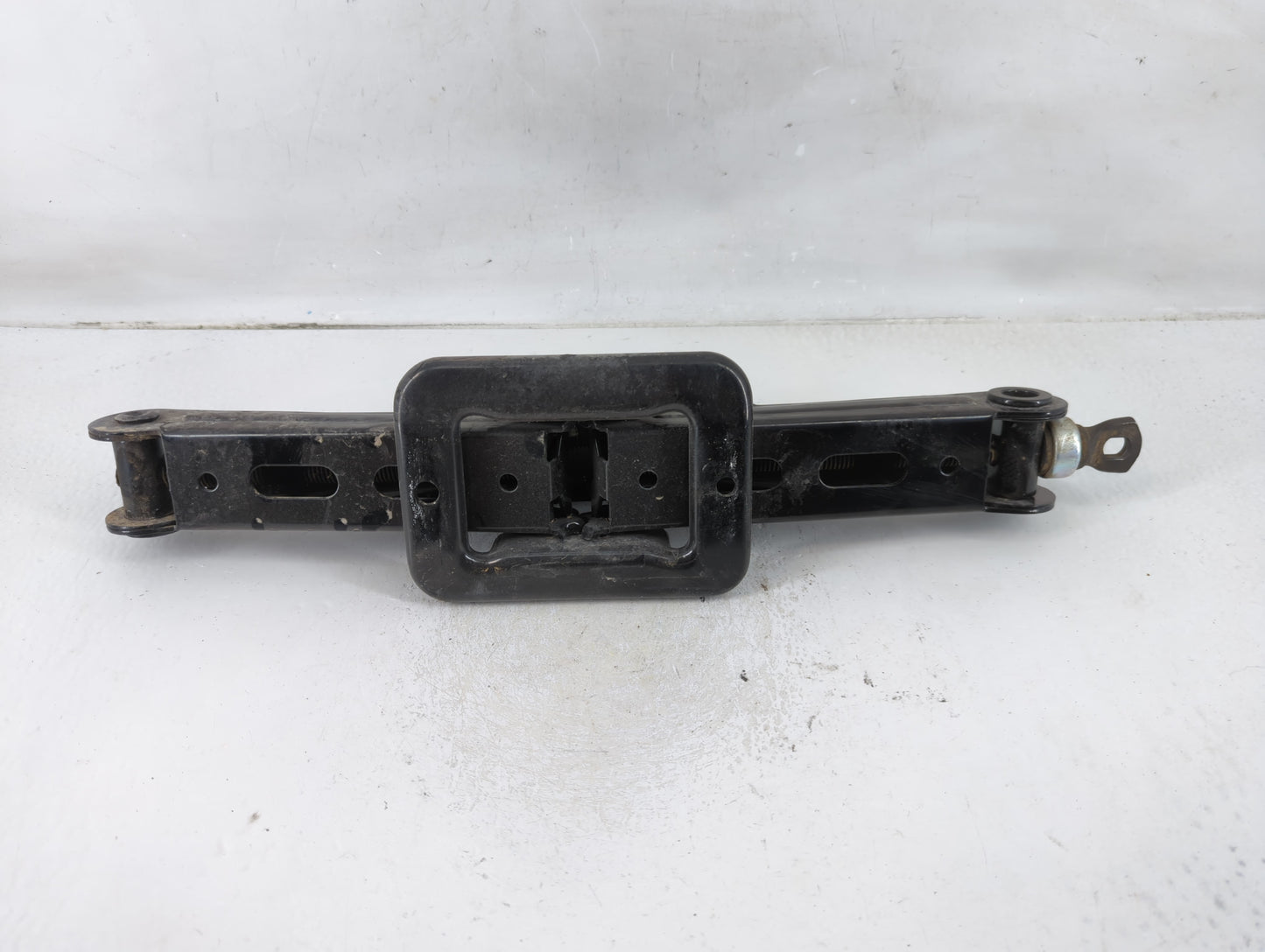 2014 Hyundai Santa Fe Spare Scissor Car Jack - Oemusedautoparts1.com