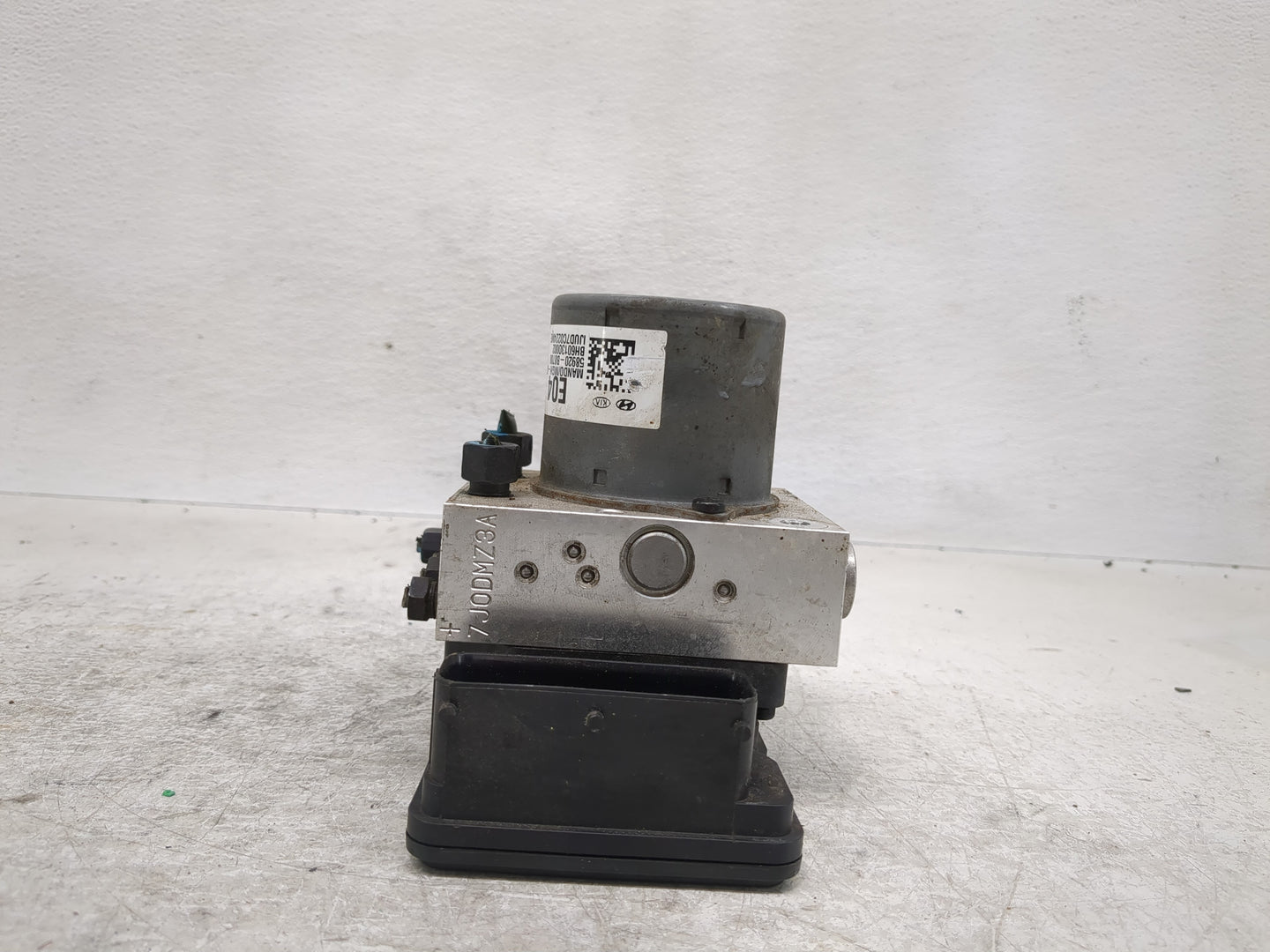 2014 Hyundai Santa Fe ABS Pump Control Module Replacement P/N:BE6003O003 Fits OEM Used Auto Parts - Oemusedautoparts1.com