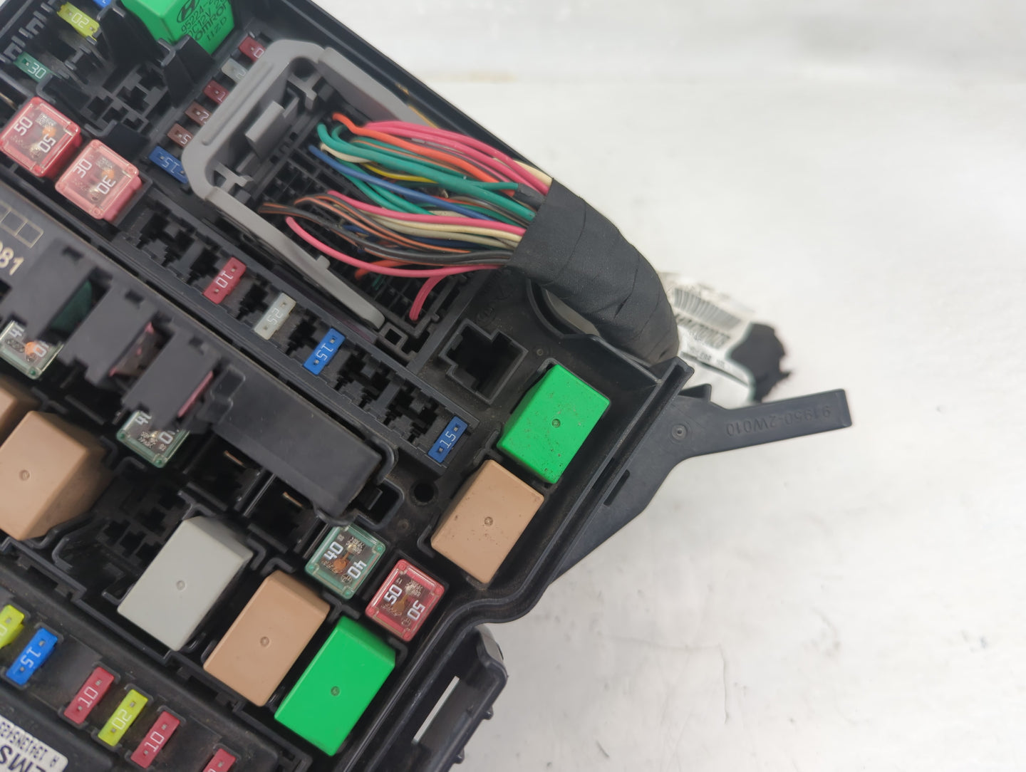 2014 Hyundai Santa Fe Fusebox Fuse Box Panel Relay Module Fits OEM Used Auto Parts - Oemusedautoparts1.com