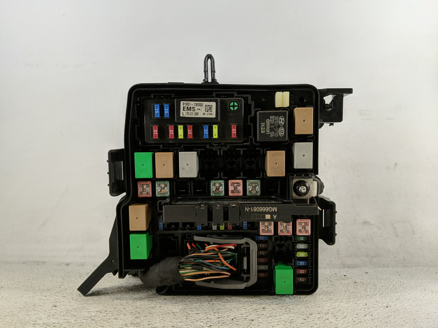2013-2016 Hyundai Santa Fe Fusebox Fuse Box Panel Relay Module P/N:91210-B8561 Fits Fits 2013 2014 2015 2016 OEM Used Auto P