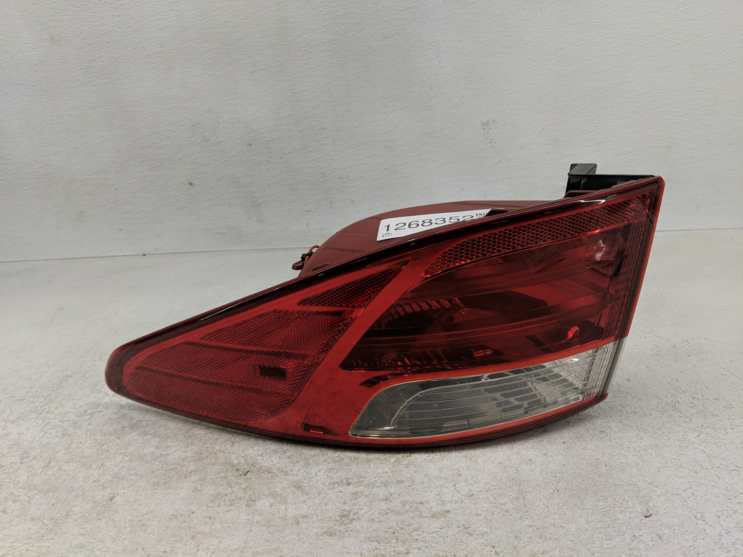 2013-2016 Hyundai Santa Fe Tail Light Assembly Passenger Right OEM Fits Fits 2013 2014 2015 2016 OEM Used Auto Parts - Oemus