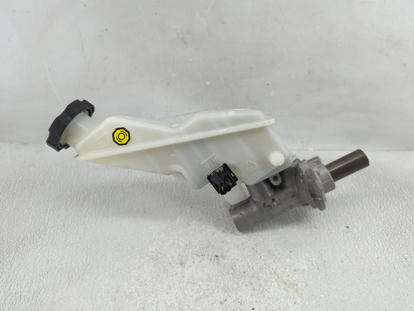 2013-2019 Hyundai Santa Fe Brake Master Cylinder 1312489 - Oemusedautoparts1.com