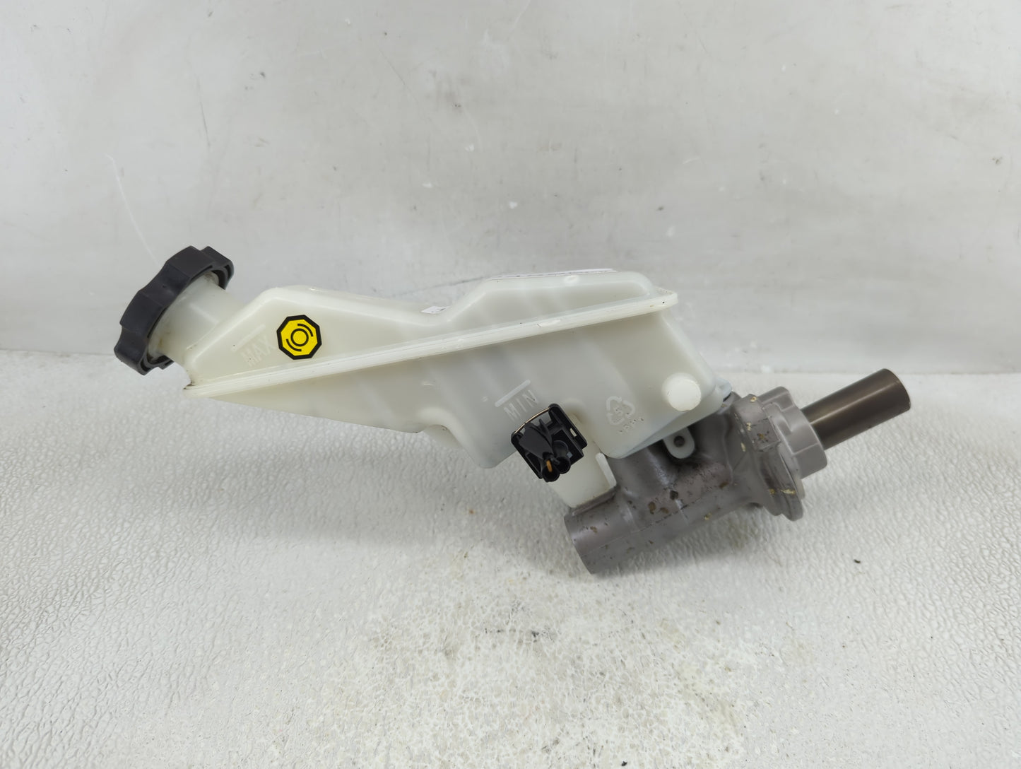 2013-2019 Hyundai Santa Fe Brake Master Cylinder 1312489 - Oemusedautoparts1.com