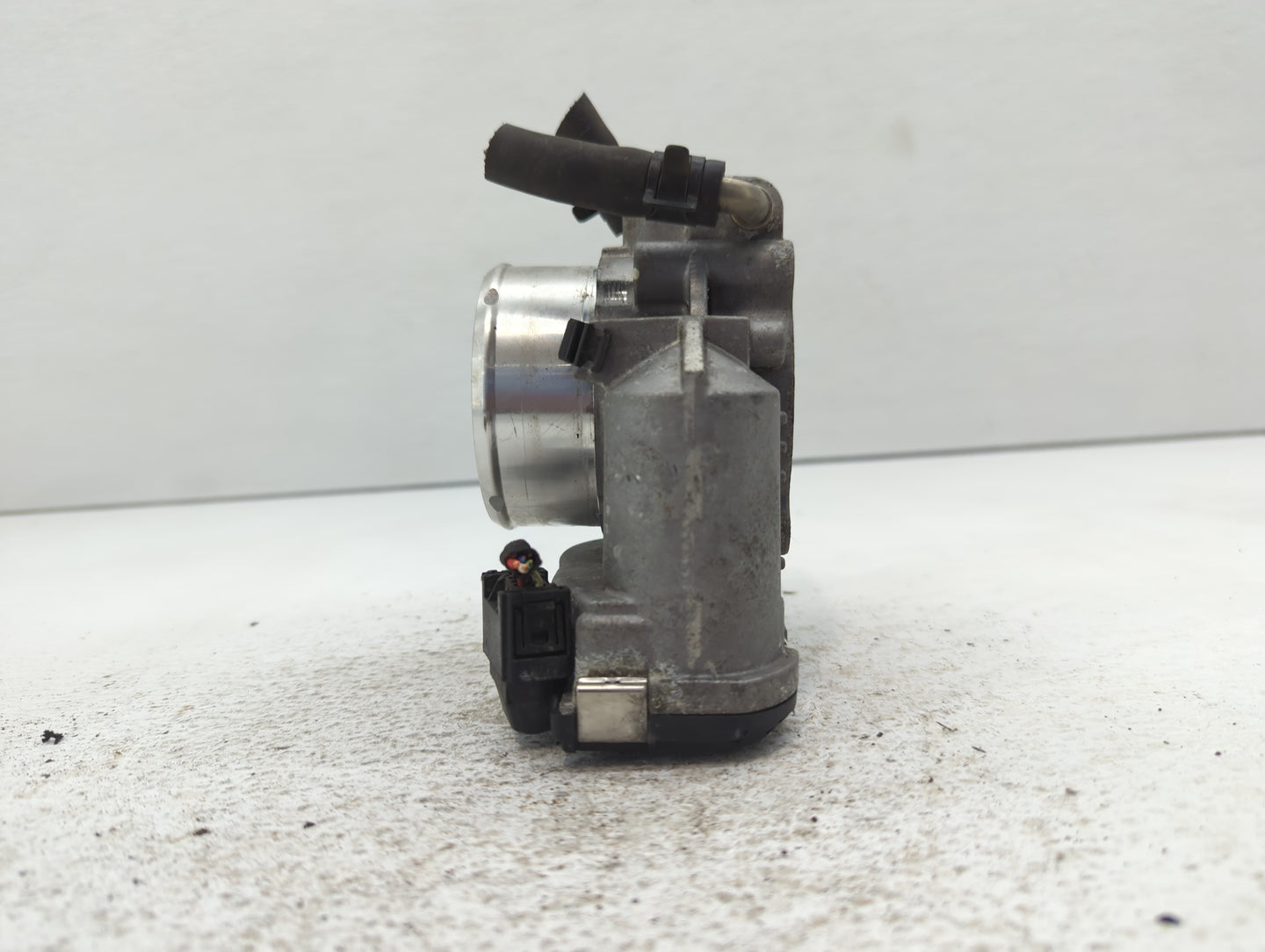 2014 Hyundai Santa Fe Throttle Body P/N:35100-2G700 Fits Fits 2011 2012 2013 2015 2016 OEM Used Auto Parts - Oemusedautopart