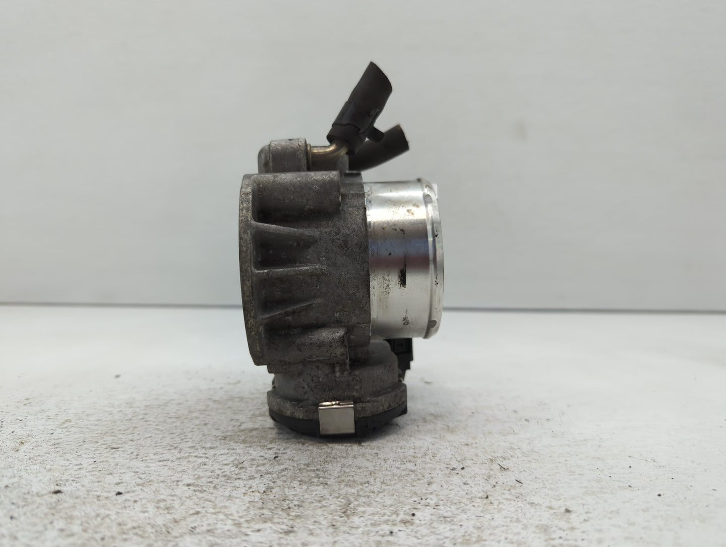 2014 Hyundai Santa Fe Throttle Body P/N:35100-2G700 Fits Fits 2011 2012 2013 2015 2016 OEM Used Auto Parts - Oemusedautopart